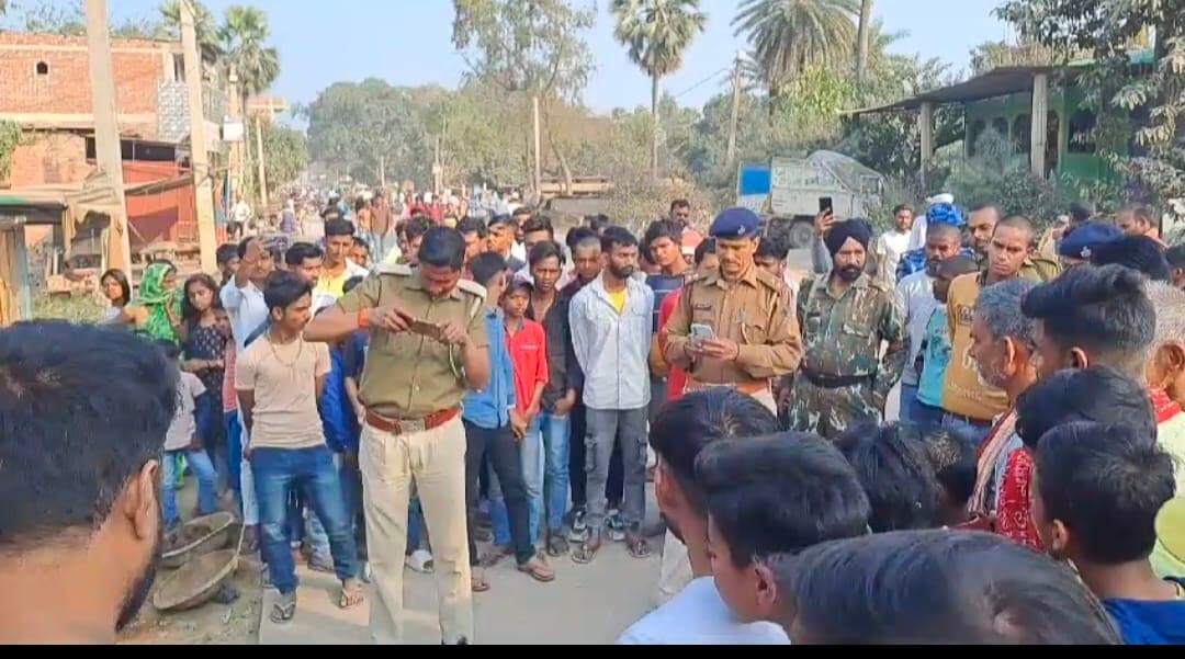 पिकअप ने बाइक सवार को कुचला, मौके पर हुई मौत, जाम