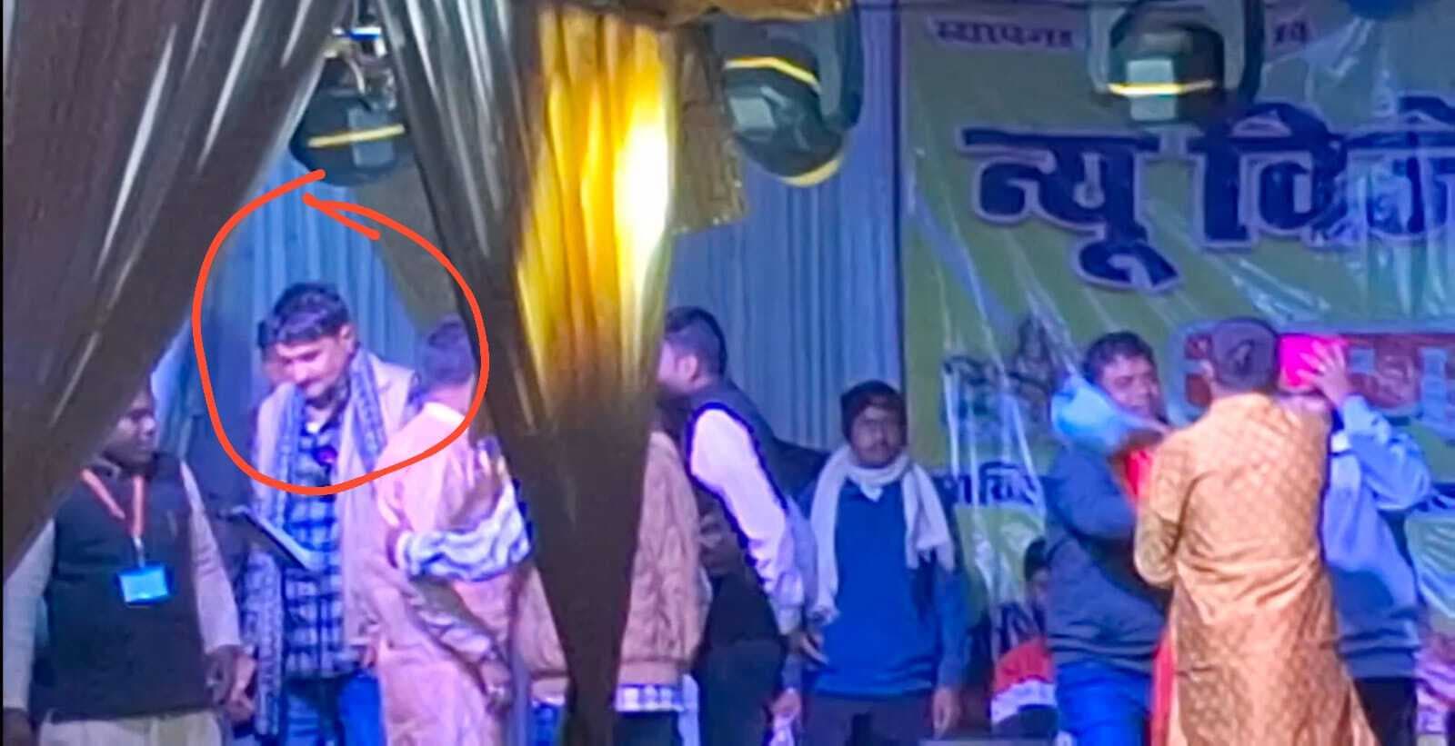 थाना के पास हुआ आर्केस्ट्रा, कैमरे पर नजर पड़ते ही खिसके एएसआई