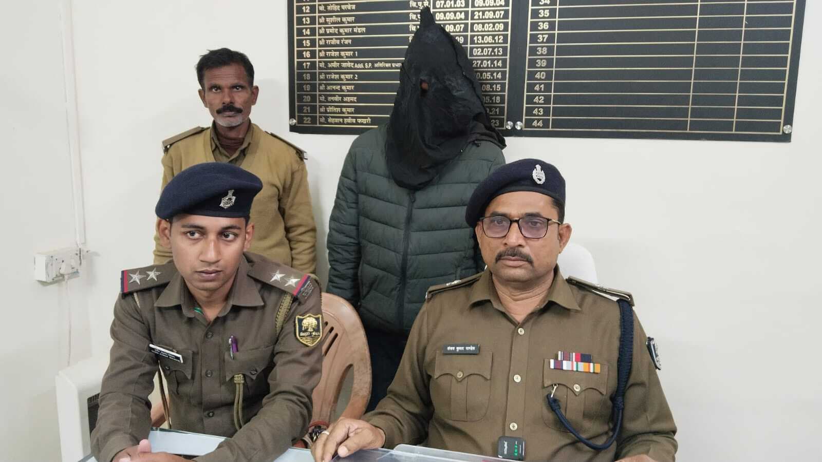 आधा दर्जन से अधिक मामलों में वांछित शातिर हथियार के साथ गिरफ्तार