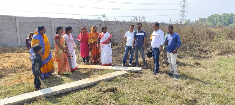 East Singhbhum News : चिकित्सक ने अपनी जमीन बता बिजली खंभा उखाड़ा, नहर को घेरा, हंगामा