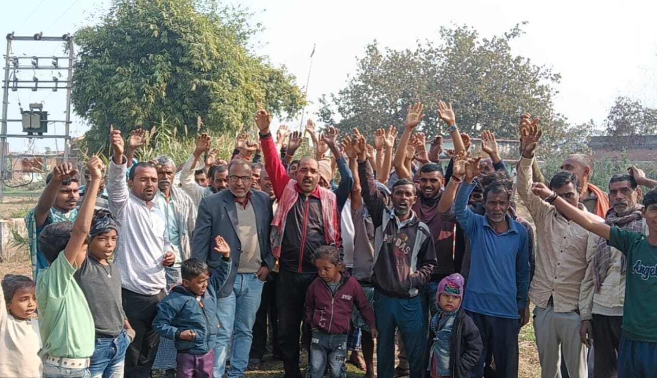 सड़क निर्माण कार्य नहीं होने से ग्रामीणों का फूटा गुस्सा, किया प्रदर्शन