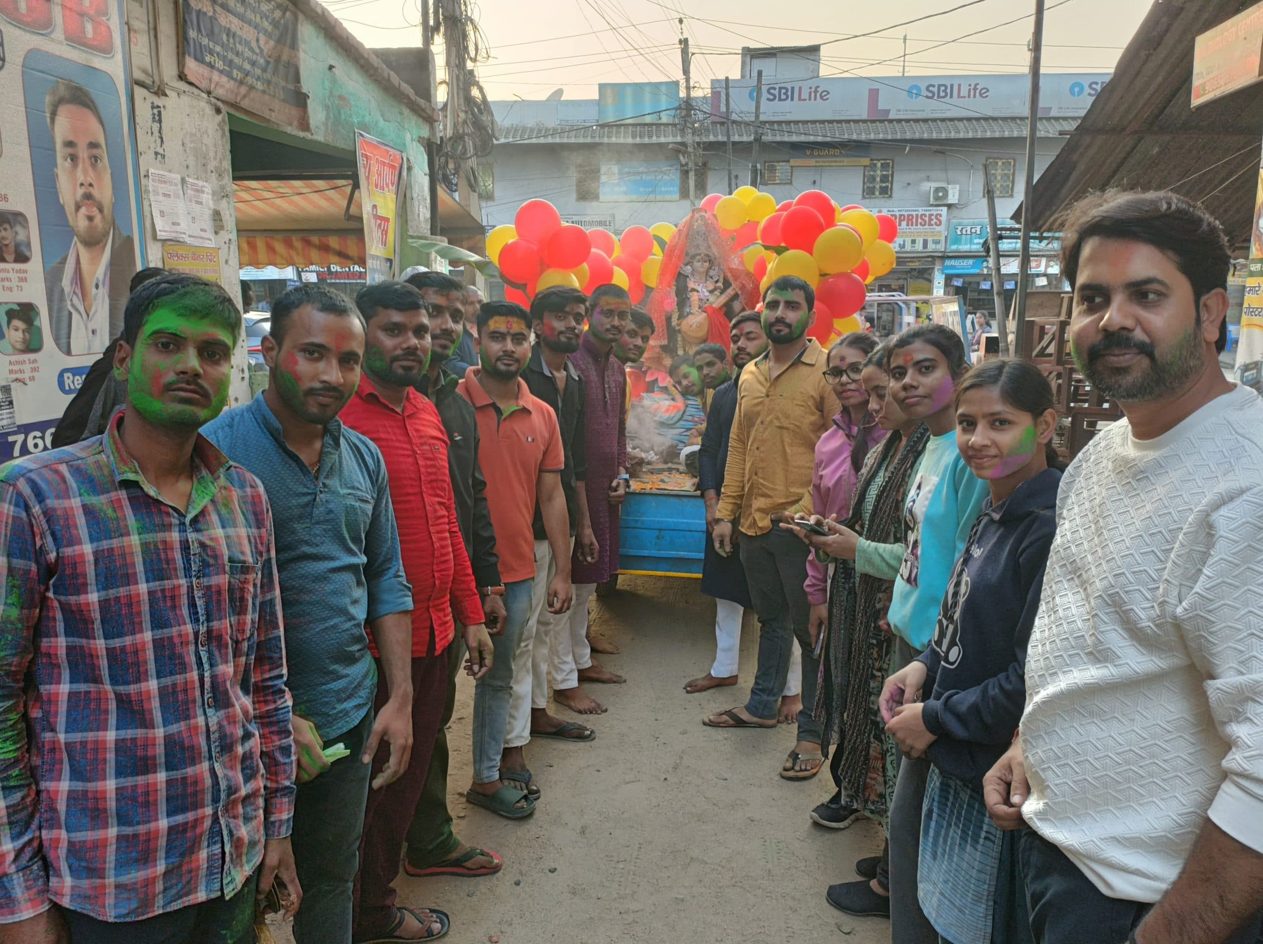 नम आंखों से मां सरस्वती को दी गयी विदाई, देर शाम तक होता रहा प्रतिमा विसर्जन