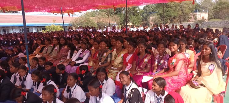 10वीं व 12वीं की छात्राओं को दी गयी विदाई