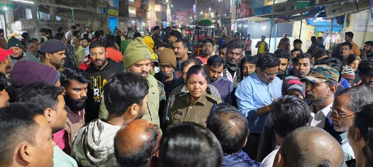 मिठाई दुकानदार के साथ मारपीट व फायरिंग, विरोध में सड़क जाम