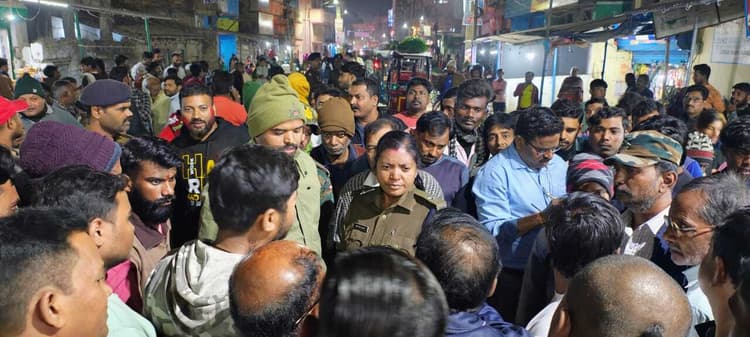 मिठाई दुकानदार के साथ मारपीट व फायरिंग, विरोध में सड़क जाम