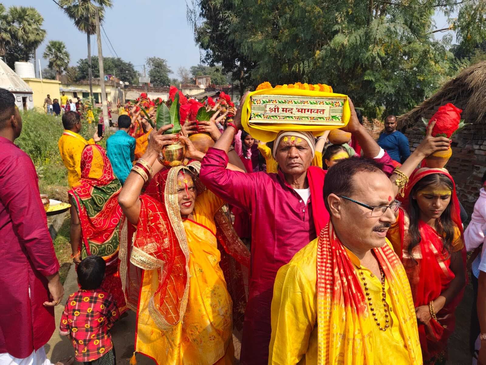 गुलनी कुशाहा गांव में श्रीमद्भागवत कथा को लेकर निकाली गयी कलश शोभायात्रा
