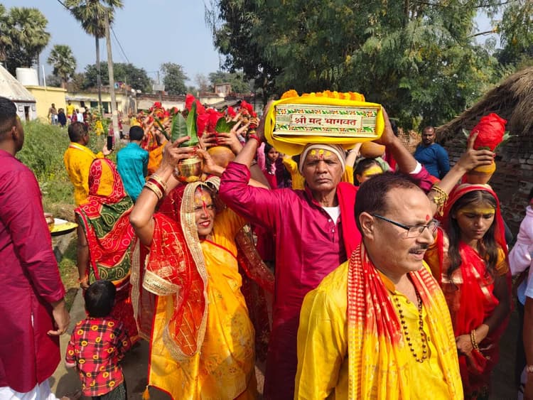 गुलनी कुशाहा गांव में श्रीमद्भागवत कथा को लेकर निकाली गयी कलश शोभायात्रा