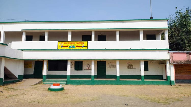 मात्र एक शिक्षक के भरोसे है 239 बच्चों का भविष्य