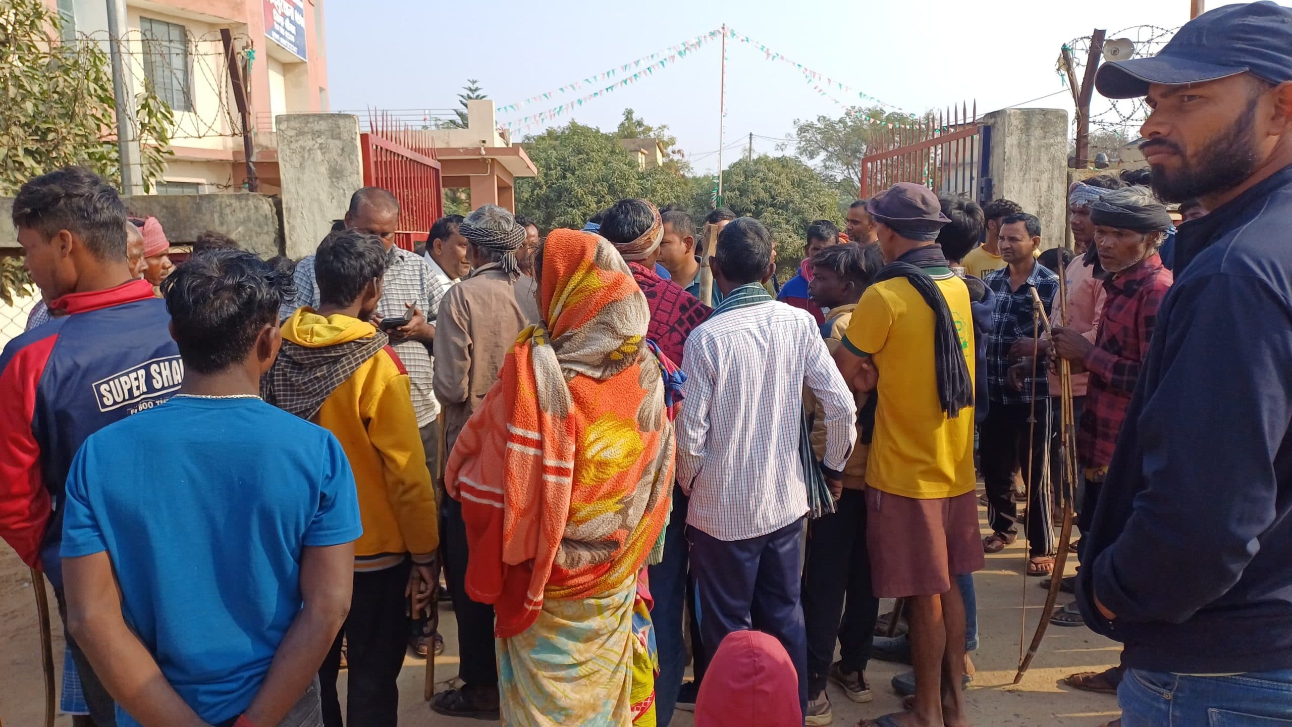 सड़क दुर्घटना में बच्ची की मौत से आक्रोशित लोगों ने आनंदपुर थाने का किया घेराव