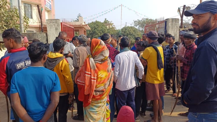 सड़क दुर्घटना में बच्ची की मौत से आक्रोशित लोगों ने आनंदपुर थाने का किया घेराव