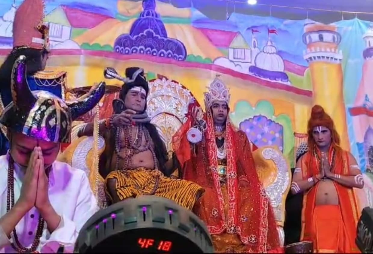 रंगमंच पर भक्त प्रह्लाद के दृश्य देख भाव-विभोर हुए दर्शक