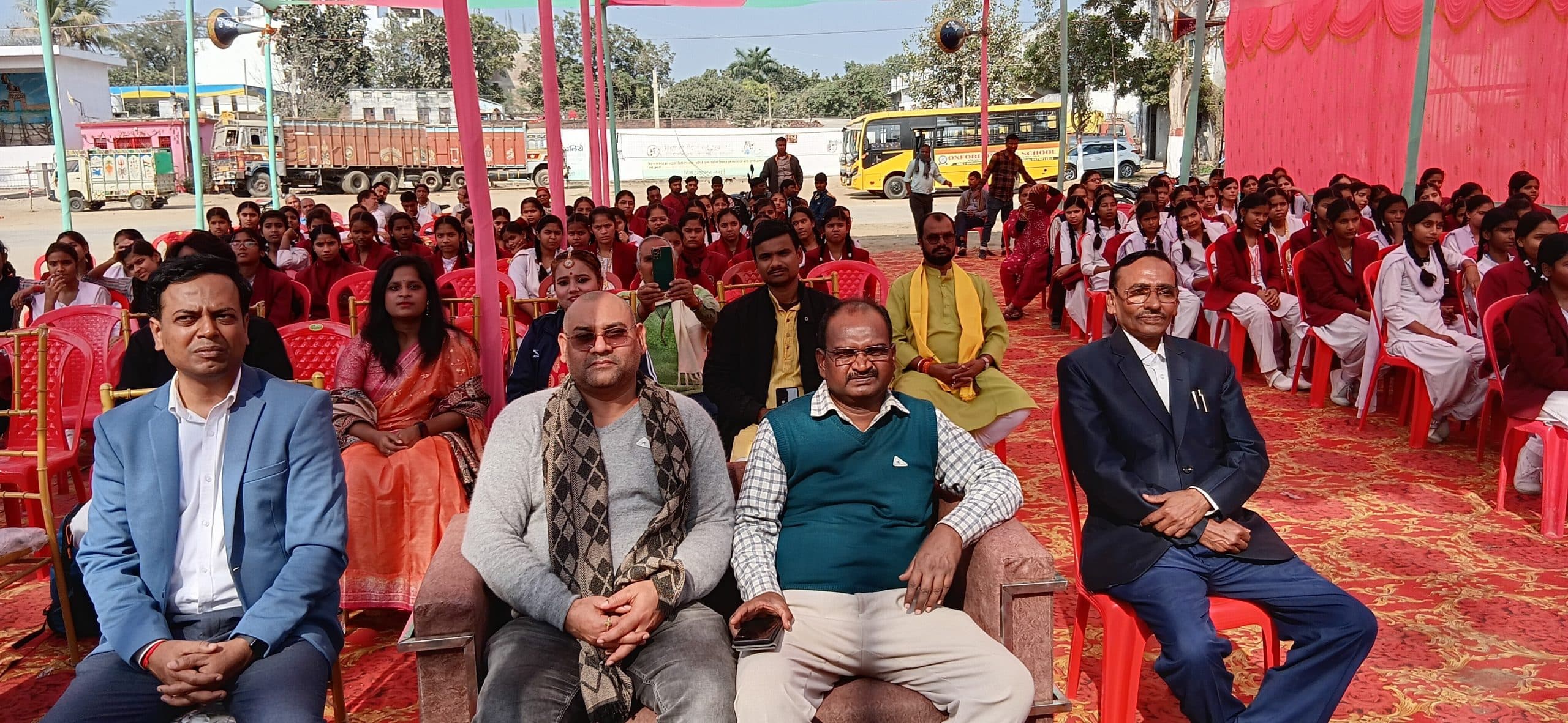 कलाकारों ने नृत्य-संगीत की प्रस्तुति देकर दर्शकों का मोहा मन