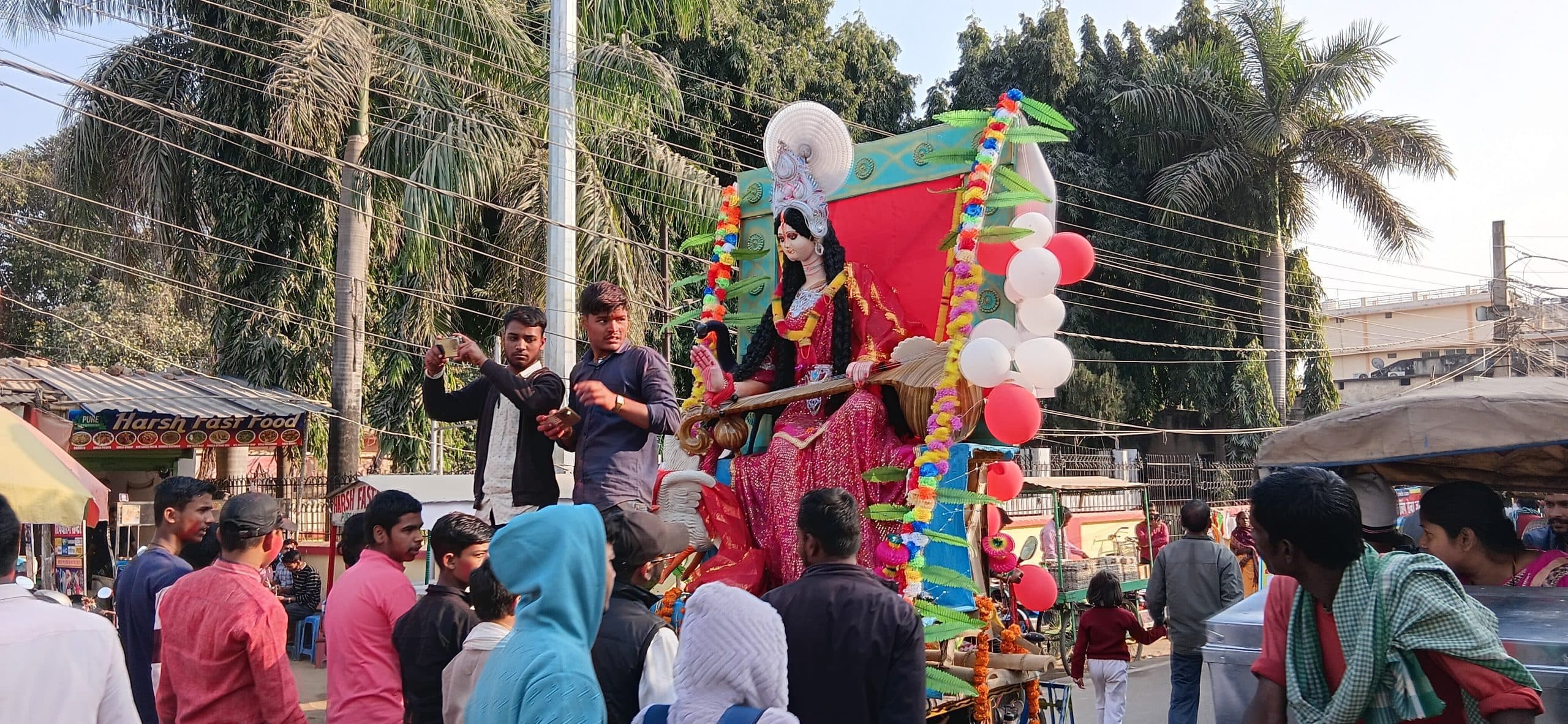 मां सरस्वती की प्रतिमाओं किया गया विसर्जन