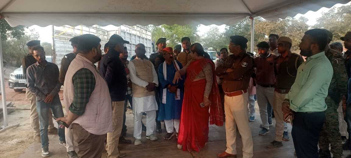 डीएम-एसपी ने लिया सीएम के कार्यक्रम स्थल का जायजा, विधायक से किया विमर्श