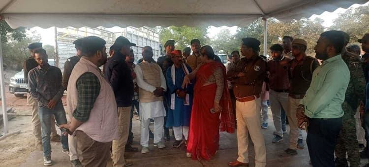 डीएम-एसपी ने लिया सीएम के कार्यक्रम स्थल का जायजा, विधायक से किया विमर्श