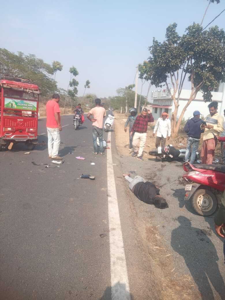 टोटो की चपेट में आने से बाइक चालक गंभीर रूप से घायल