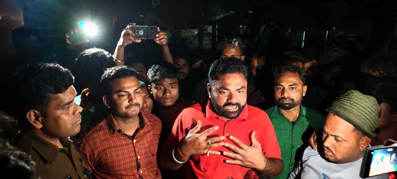 जुलूस के दौरान प्रतिबंधित मांस सड़क पर मिलने का आरोप, सड़क जाम