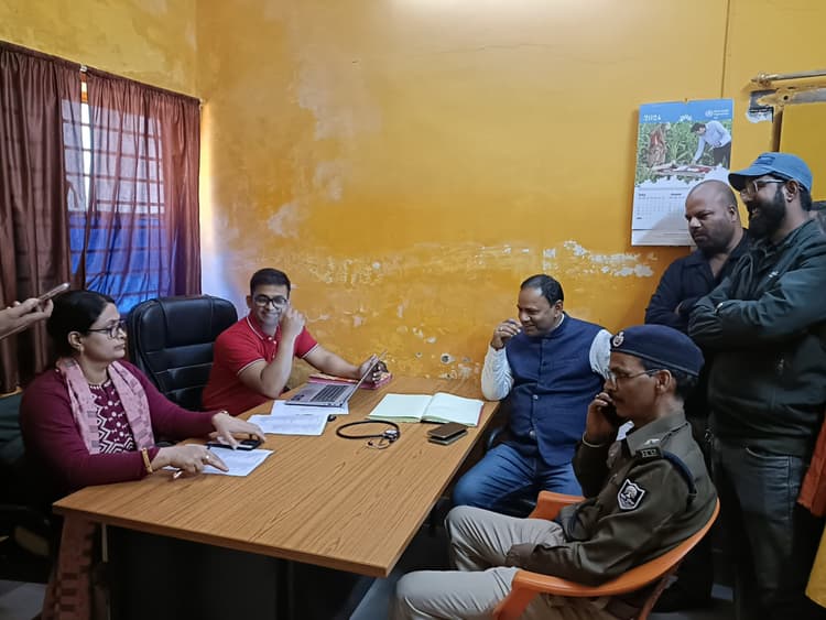 रोगी कल्याण समिति अध्यक्ष ने रेफरल अस्पताल का किया निरीक्षण