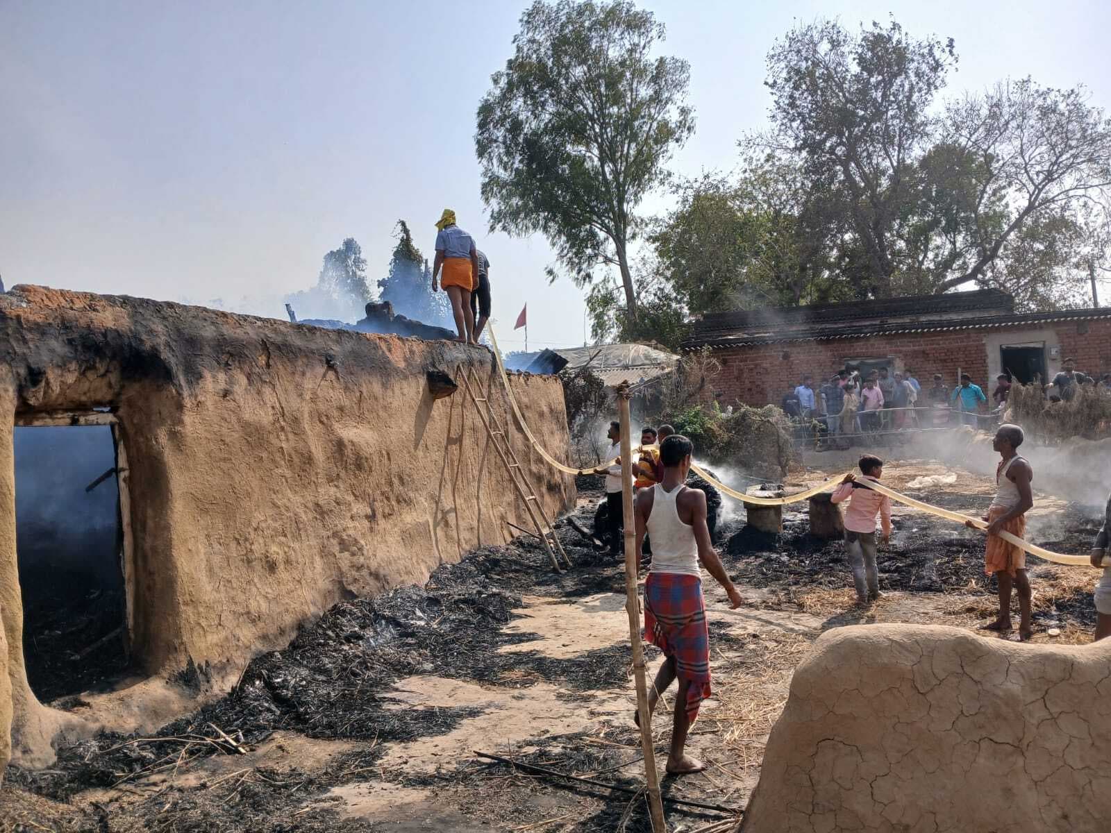 घर में लगी आग, सात लाख रुपये की संपत्ति जली