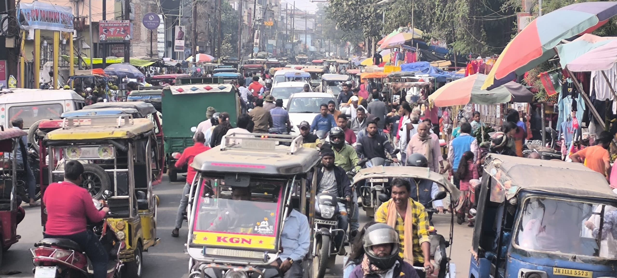 Giridih News :अतिक्रमण से संकरी हुईं, सड़कें, लोग परेशान