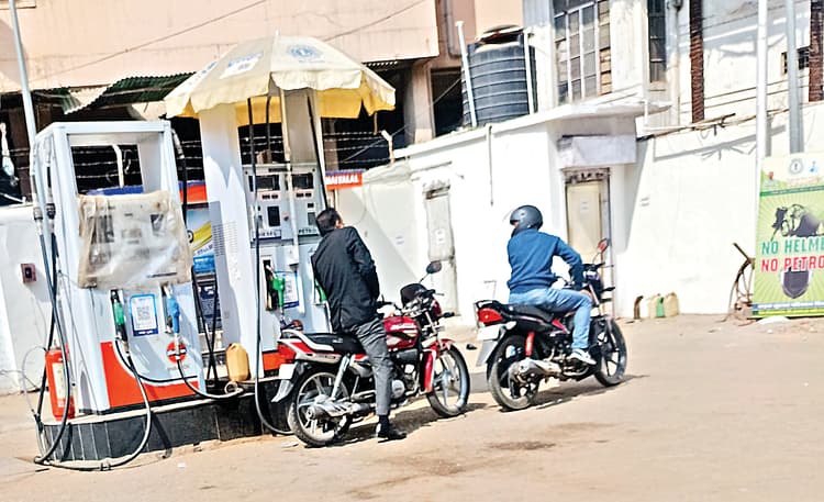 Ranchi news : नो हेलमेट-नो पेट्रोल निर्देश की उड़ रही धज्जियां, पंप संचालक बेपरवाह