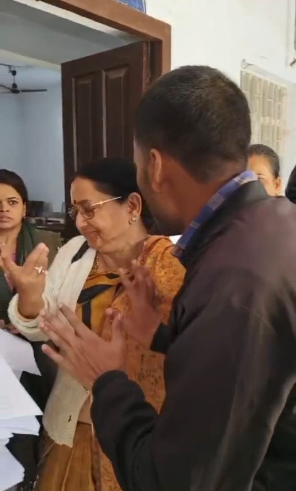 पीजी की परीक्षा में चोरी करने से रोकने पर वीक्षक से धक्कामुक्की, केंद्राधीक्षक के कक्ष में हंगामा