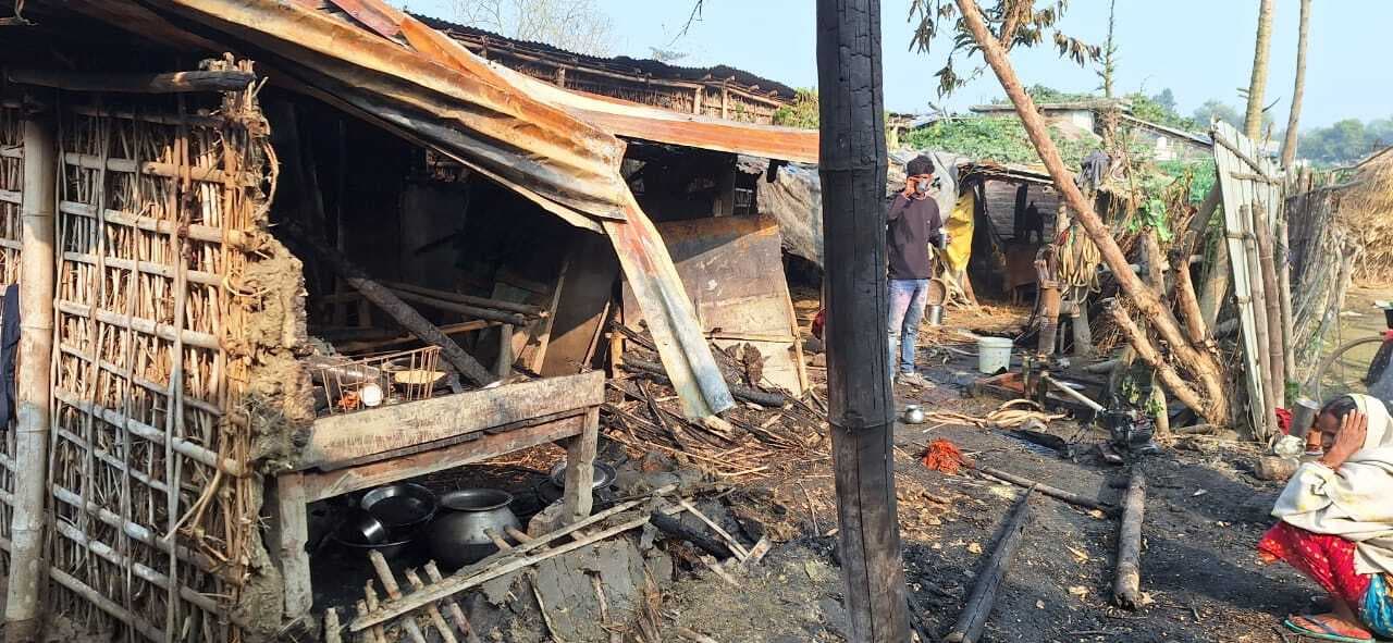 कसमरा में आग लगने से दो परिवारों के घर जले, लाखों का हुआ नुकसान