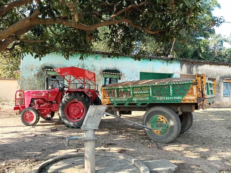 मुर्गावनी के पास सीओ ने बालू लदा ट्रैक्टर किया जब्त