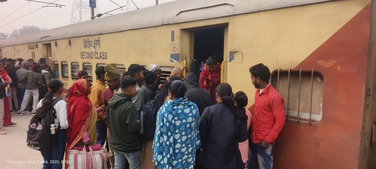 कटिहार रेल मंडल में भेड़- बकरी के तरह अपने गंतव्य की ओर जा रहे हैं रेल यात्री