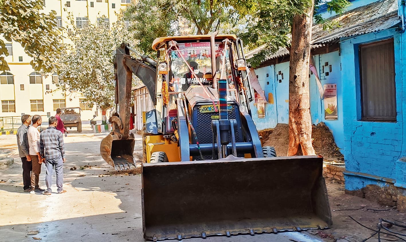 Gaya News : पार्क बनाने में अस्पताल की मिट्टी के प्रयोग पर मामला गर्माया