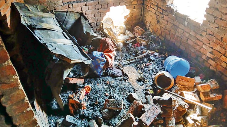 Gaya News : सिलेंडर फटने से घर में लगी आग, 70 हजार से अधिक का नुकसान