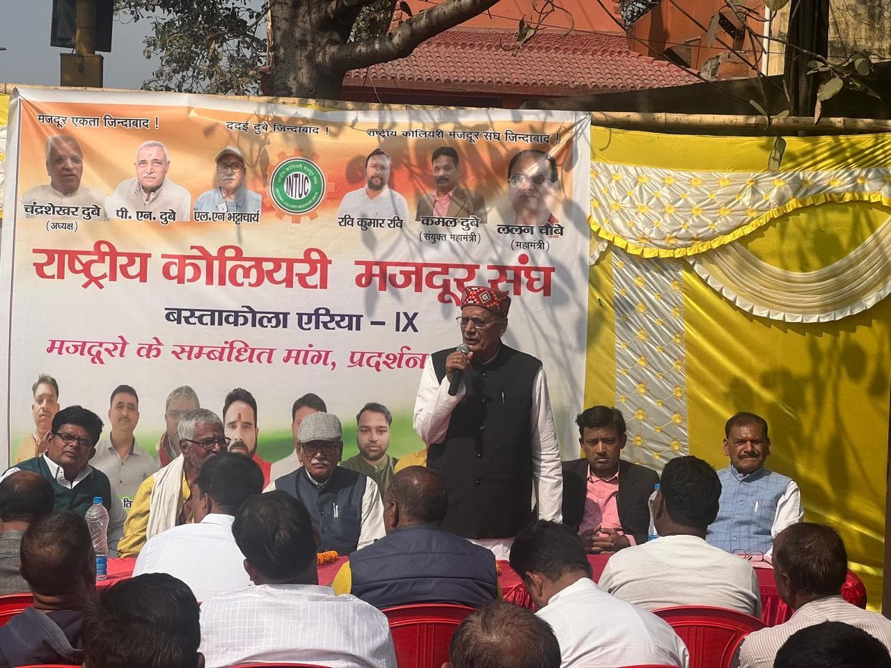 Dhanbad News: बस्ताकोला क्षेत्रीय कार्यालय में राकोमसं का प्रदर्शन