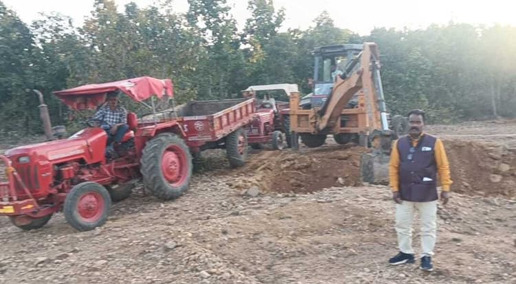 ग्रामीणों ने घटिया सड़क मरम्मत कार्य का जताया विरोध