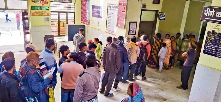 Chapra News : सदर अस्पताल के ओपीडी में चिकित्सकों की लेटलतीफी से मरीज परेशान