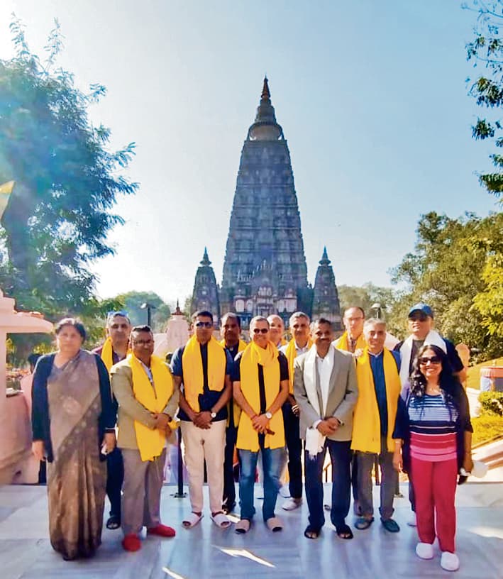 Gaya News : नेशनल डिफेंस कॉलेज के 18 अफसरों ने महाबोधि मंदिर में की पूजा