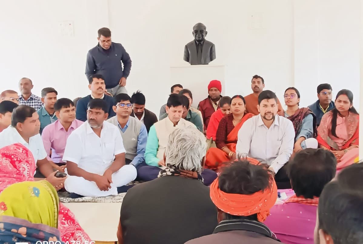 डीएम ने स्मार्ट विलेज के लाभुकों से किया संवाद, रोजगार से जोड़ने की कही बात