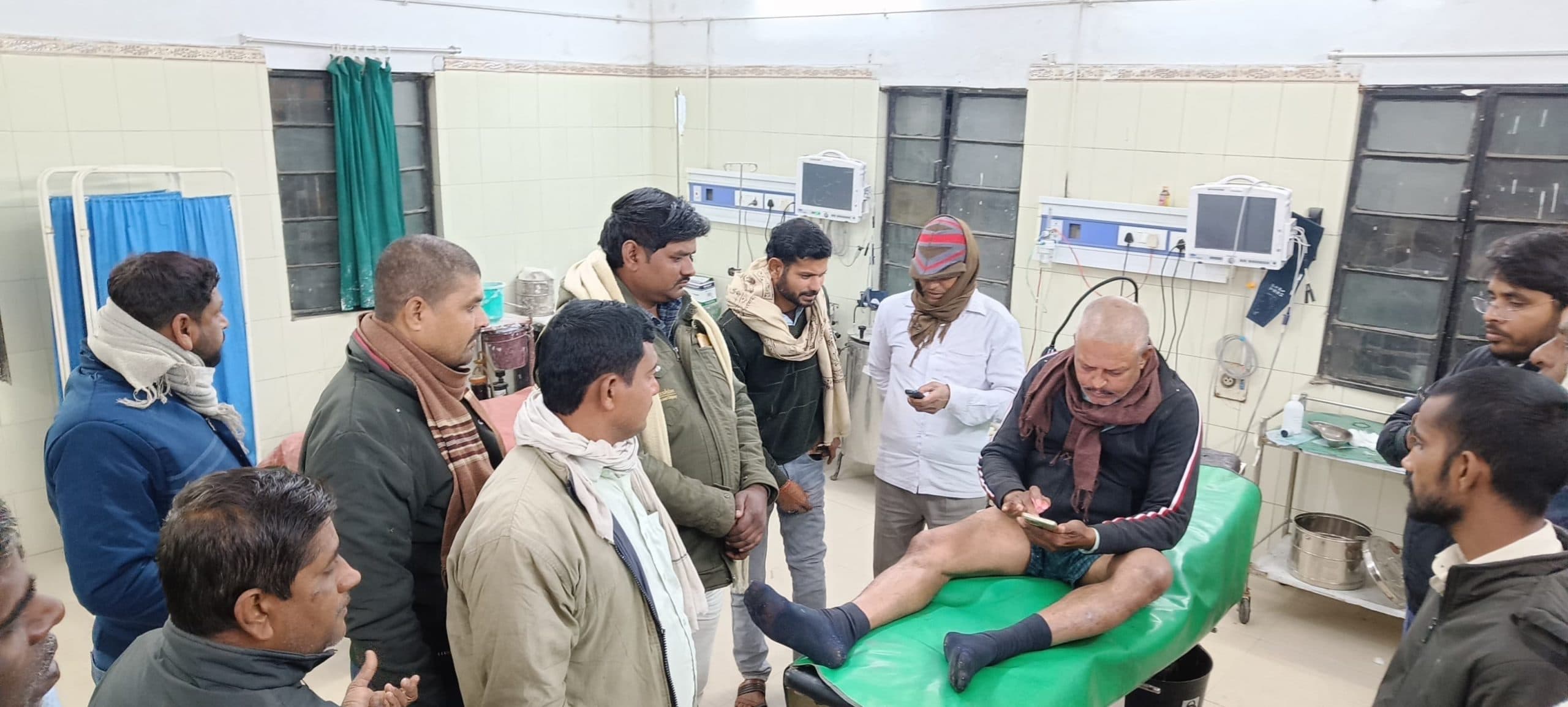 ग्राहक सेवा केंद्र लूटकर भाग रहे अपराधियों ने पूर्व मुखिया को मारी गोली