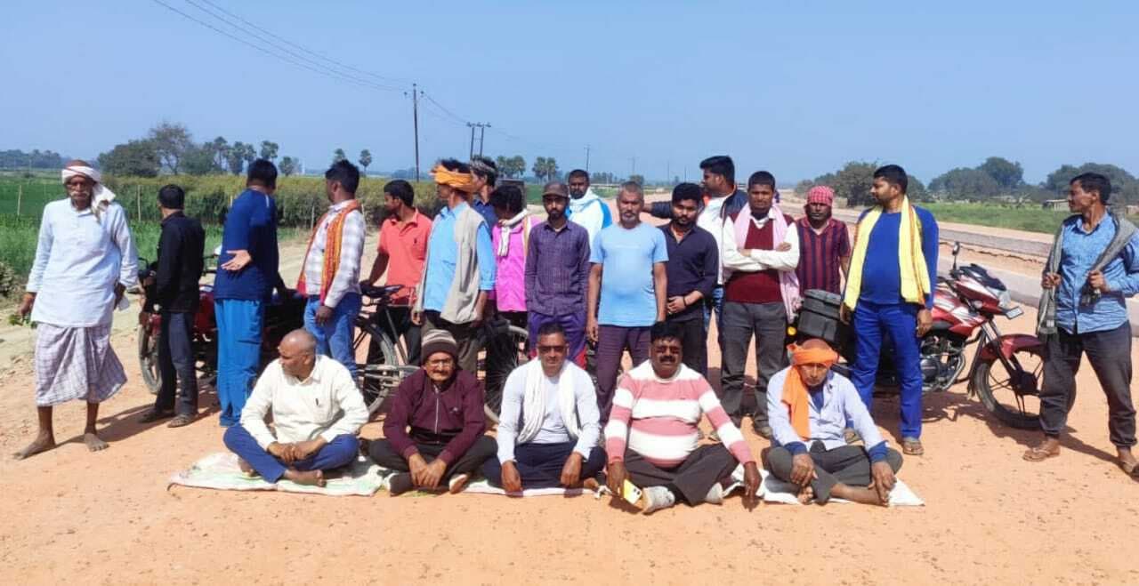 भुगतान नहीं होने पर रैयतों ने सड़क जाम कर किया भूख हड़ताल