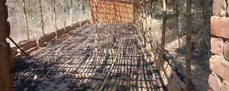 विवाद में मारपीट, मुर्गा फार्म खाक, फायरिंग, पांच जख्मी