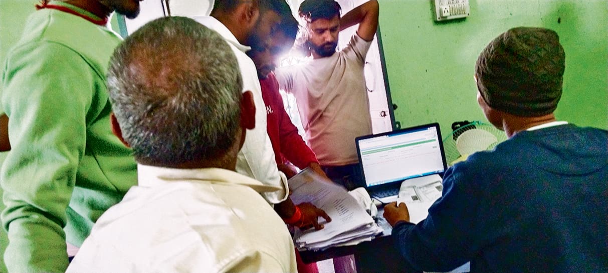 Gaya News : शिविर में मची रही अफरातफरी, हाथों-हाथ नहीं मिल रहा जॉब कार्ड का नंबर