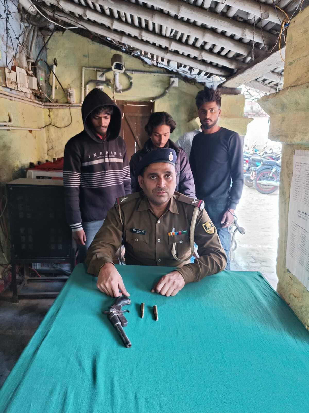 पूसा में देसी कट्टा के साथ तीन युवक गिरफ्तार