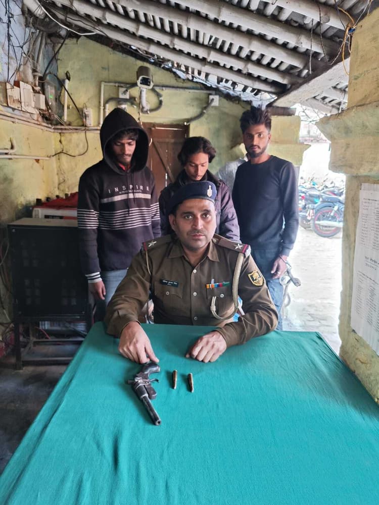 पूसा में देसी कट्टा के साथ तीन युवक गिरफ्तार