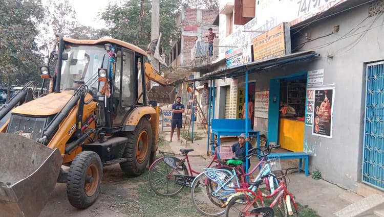 Chaibasa News : अतिक्रमण पर बुलडोजर, मेन रोड से 100 दुकानें हटीं