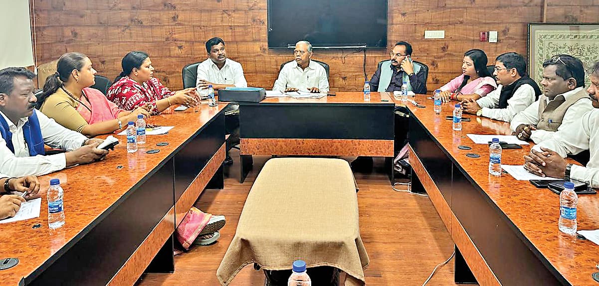 Political news : संगठन और सरकार के बीच समन्वय बनाकर काम करें मंत्री-विधायक : केशव महतो कमलेश