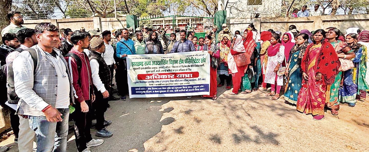 Ranchi news : पांच घंटे तक बंधक रहे शिक्षा परियोजना के कर्मी, वार्ता में सभी मांगें मानी गयीं