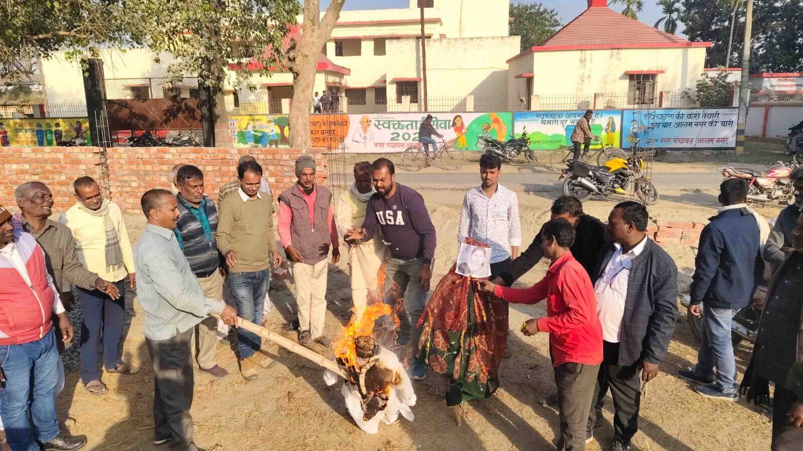सीएम और लेसी सिंह का डीलर संघ ने जलाया पुतला