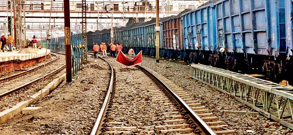 Gaya News : फुट ओवरब्रिज बनाने का काम शुरू, दूसरे प्लेटफॉर्म पर जाने में होगी सुविधा