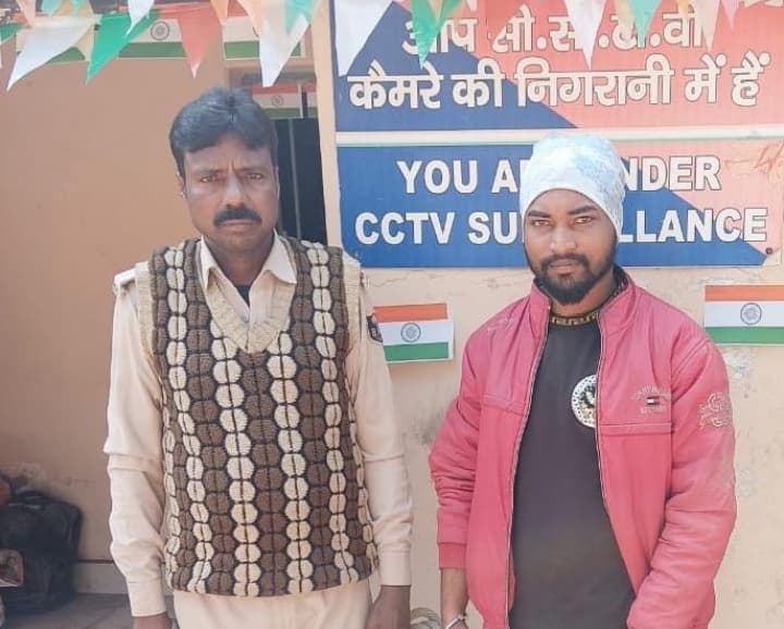 चोरी की बाइक से अवैध शराब बेचनेवाला एक तस्कर गिरफ्तार, 7.2 लीटर विदेशी शराब बरामद