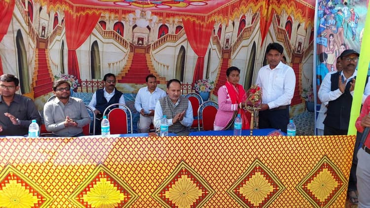 ग्रामीण क्षेत्रों कैंप लगाकर लोगों को आवश्यक परामर्श के साथ दवाई भी करायी गयी उपलब्ध