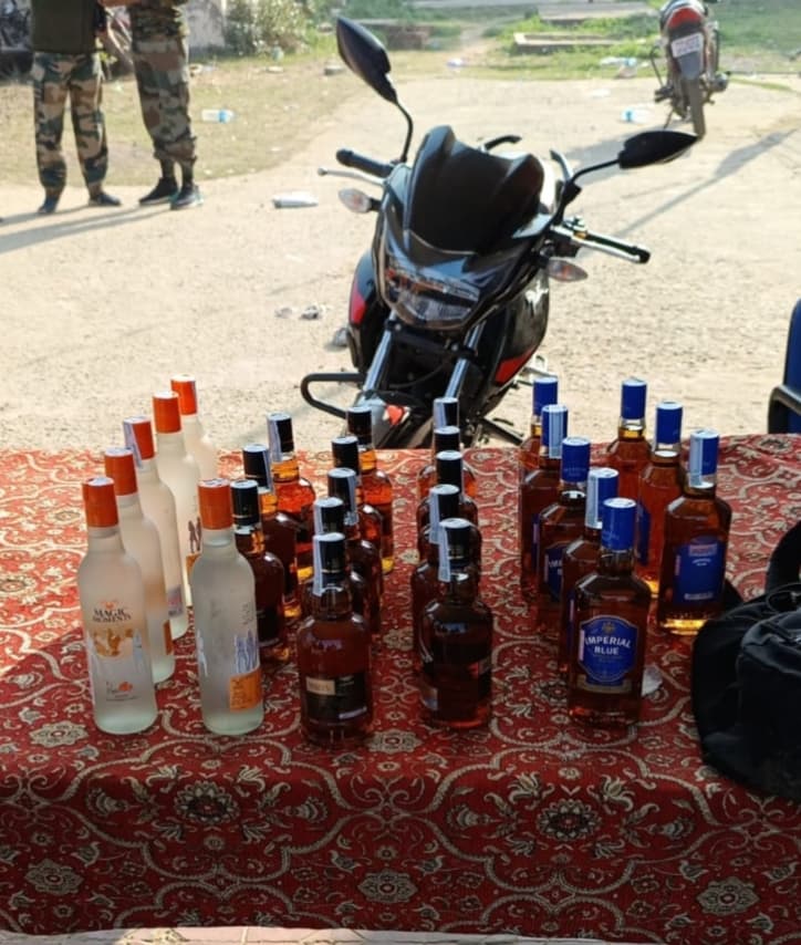 एक बाइक से 26 बोतल शराब बरामद, कारोबारी फरार